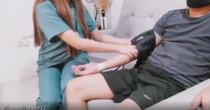 Abg Bertatto Naga Sedang Duduk di Sofa Tiba-tiba Ditawarin Apem Sempit Tantenya Sendiri