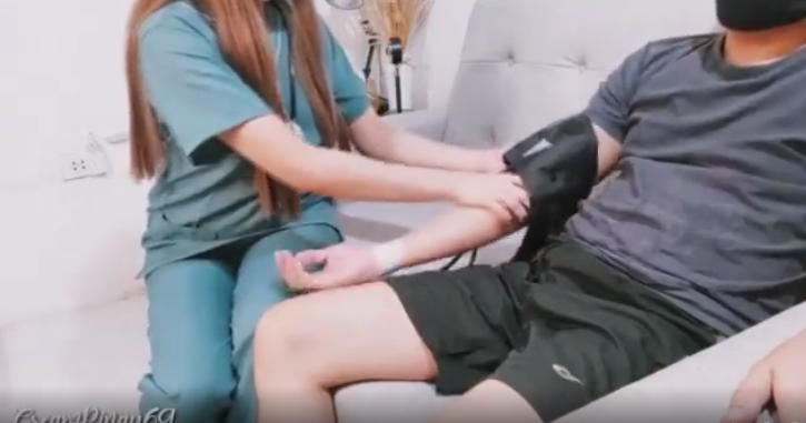 Abg Bertatto Naga Sedang Duduk di Sofa Tiba-tiba Ditawarin Apem Sempit Tantenya Sendiri