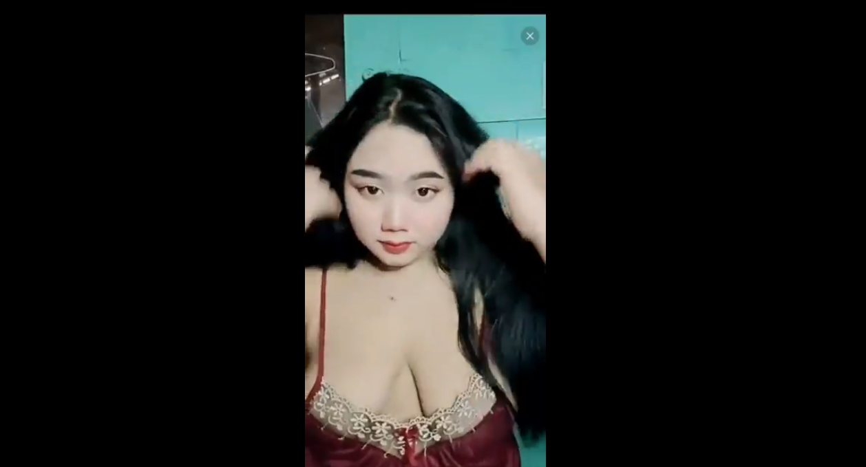 Perempuan Cantik Yang Bar-bar Sedang Mainin Nenen Sampai Meleber dan Tumpah