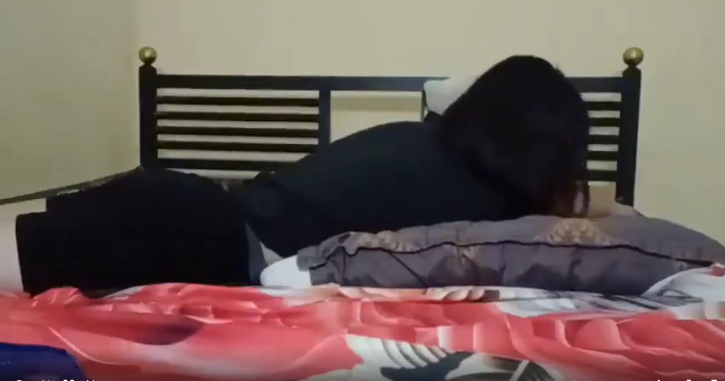 Viral Indo Nyobain Gaya Sambil DI Gendong Oleh Suami Orang Ternyata Sangat Enak Bercampur Degdegan