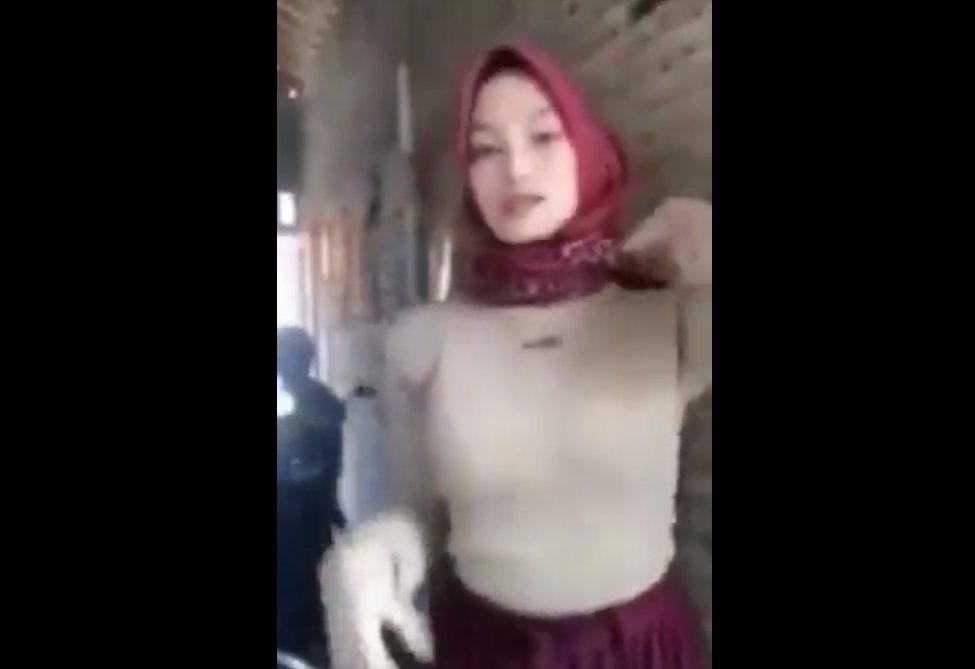 Tante Pirang Yang masih Gurih Viral Karena Ketahuan Iclik Dengan ABG Yang Masih Pemula