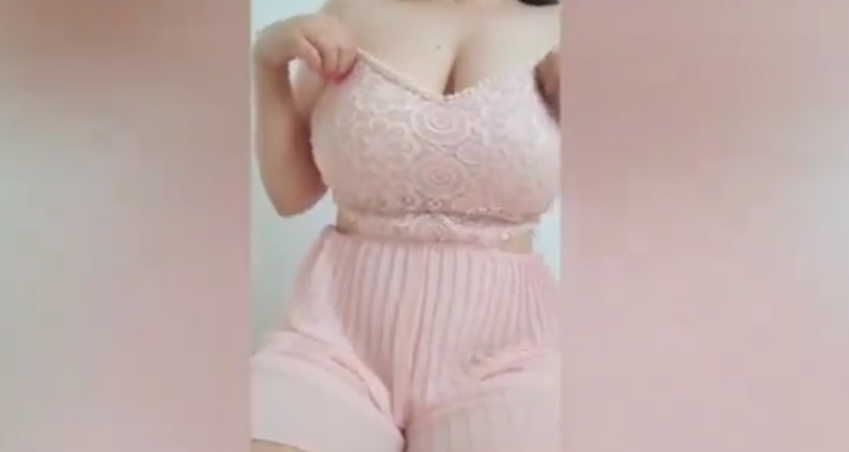 Viral Indo Istri Orang Sedang Asik Pamerin Gunung Kembar Yang Sangat Besar Sekali